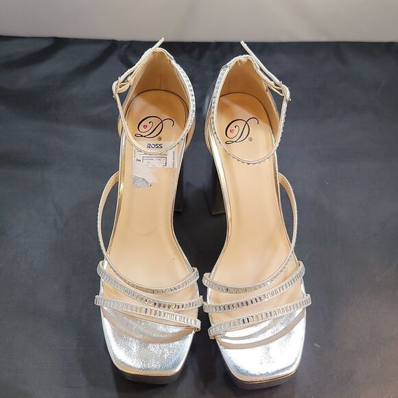 BRAND NEW DELICIOUS STRAP STUDDED EMBELLISHMENTS PLATFORM SANDAL - Picture 2 of 14